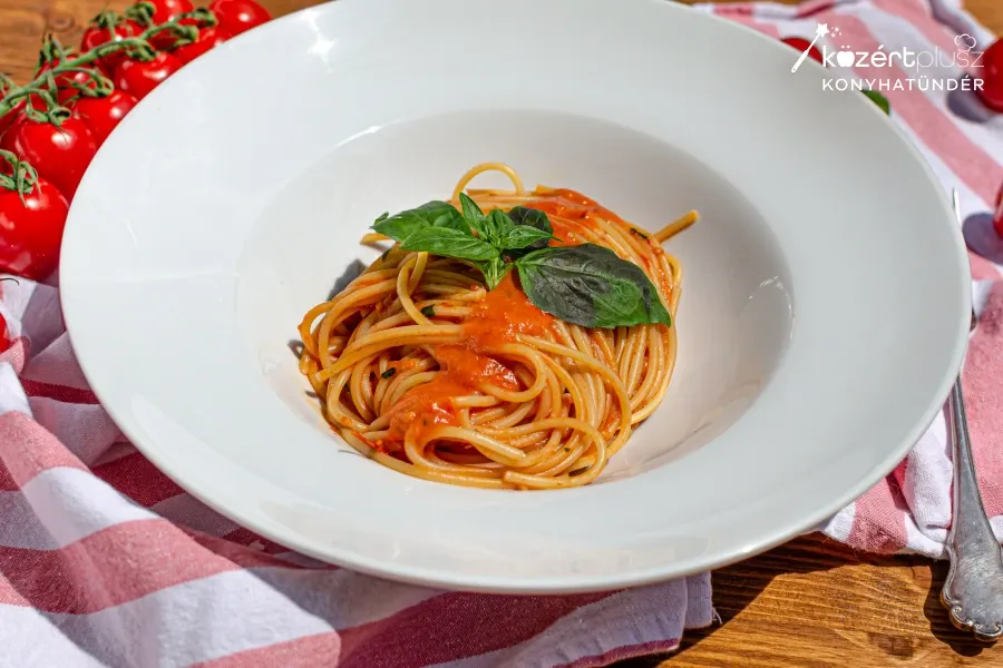 Sült koktélparadicsomos, sajtkrémes spagetti - recept